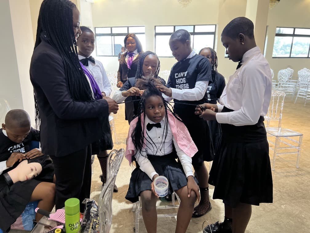 Elèves de Royal Five pendant une activité de coiffure