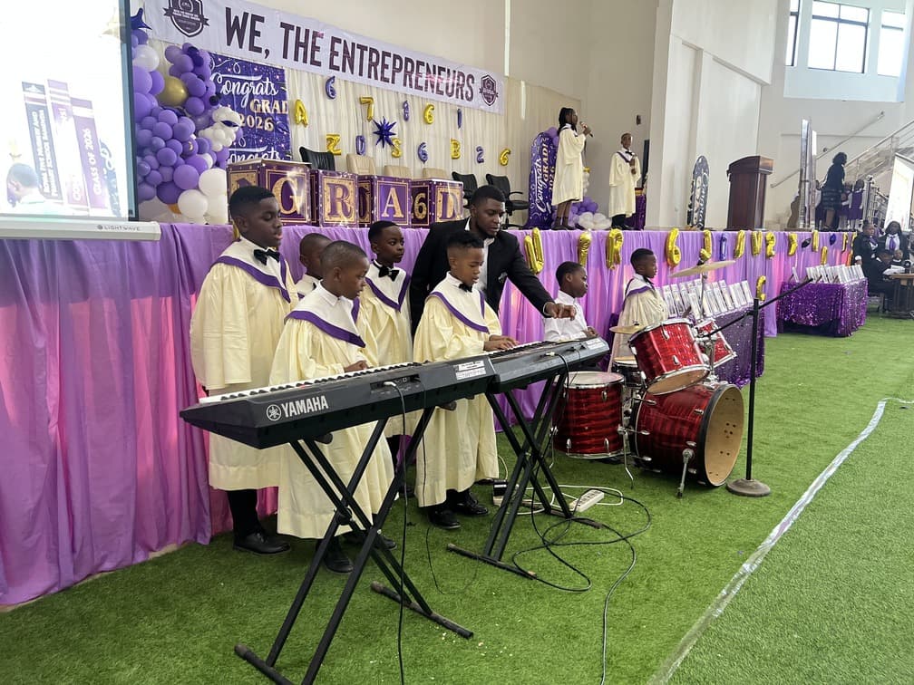 Elèves de Royal Five pendant une activité musicale